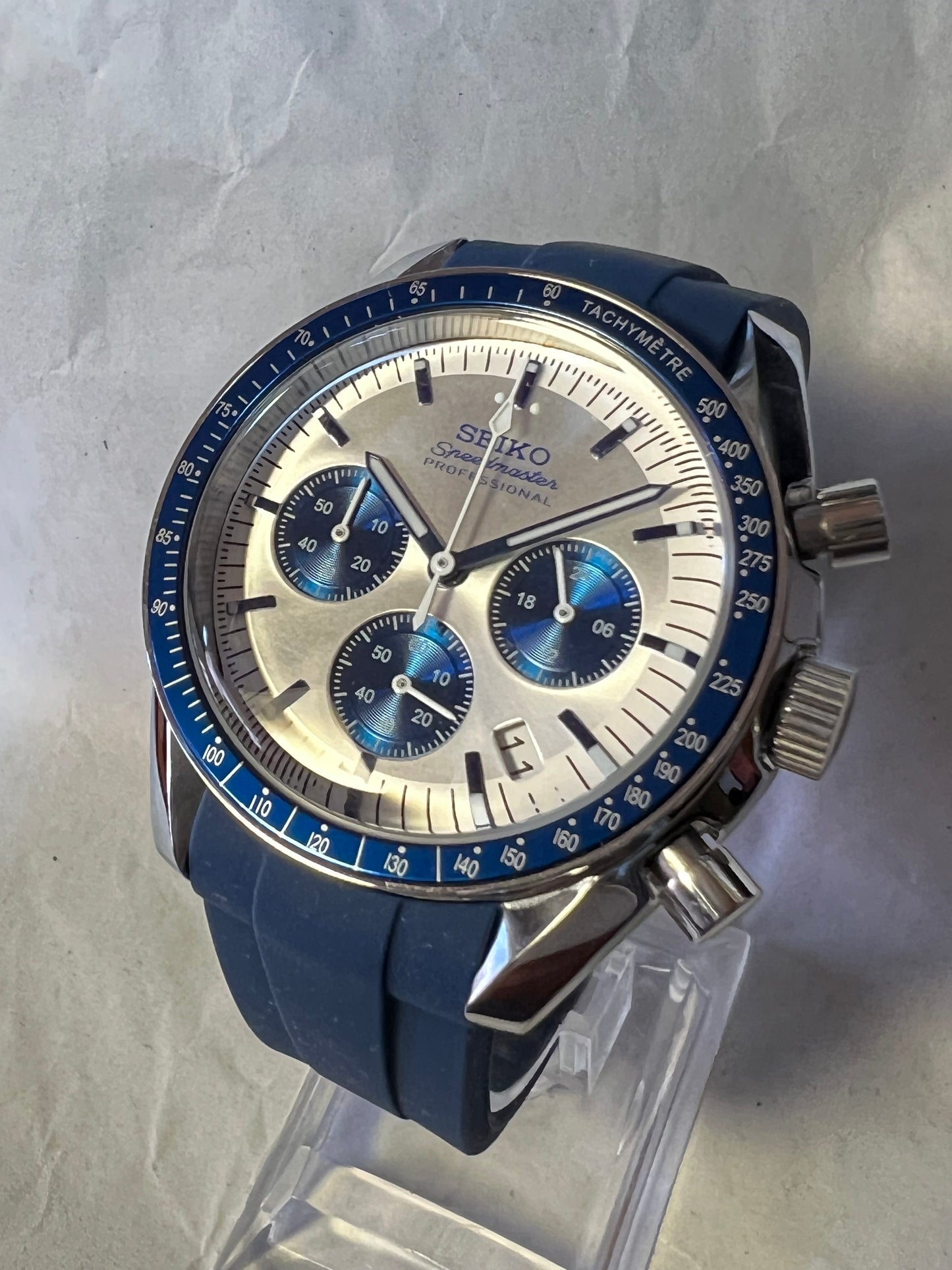 SEIKOMOD|SPEEDMASTER decked out in blue and silver TYPE/CHRONOGRAPH/ 42.5mm