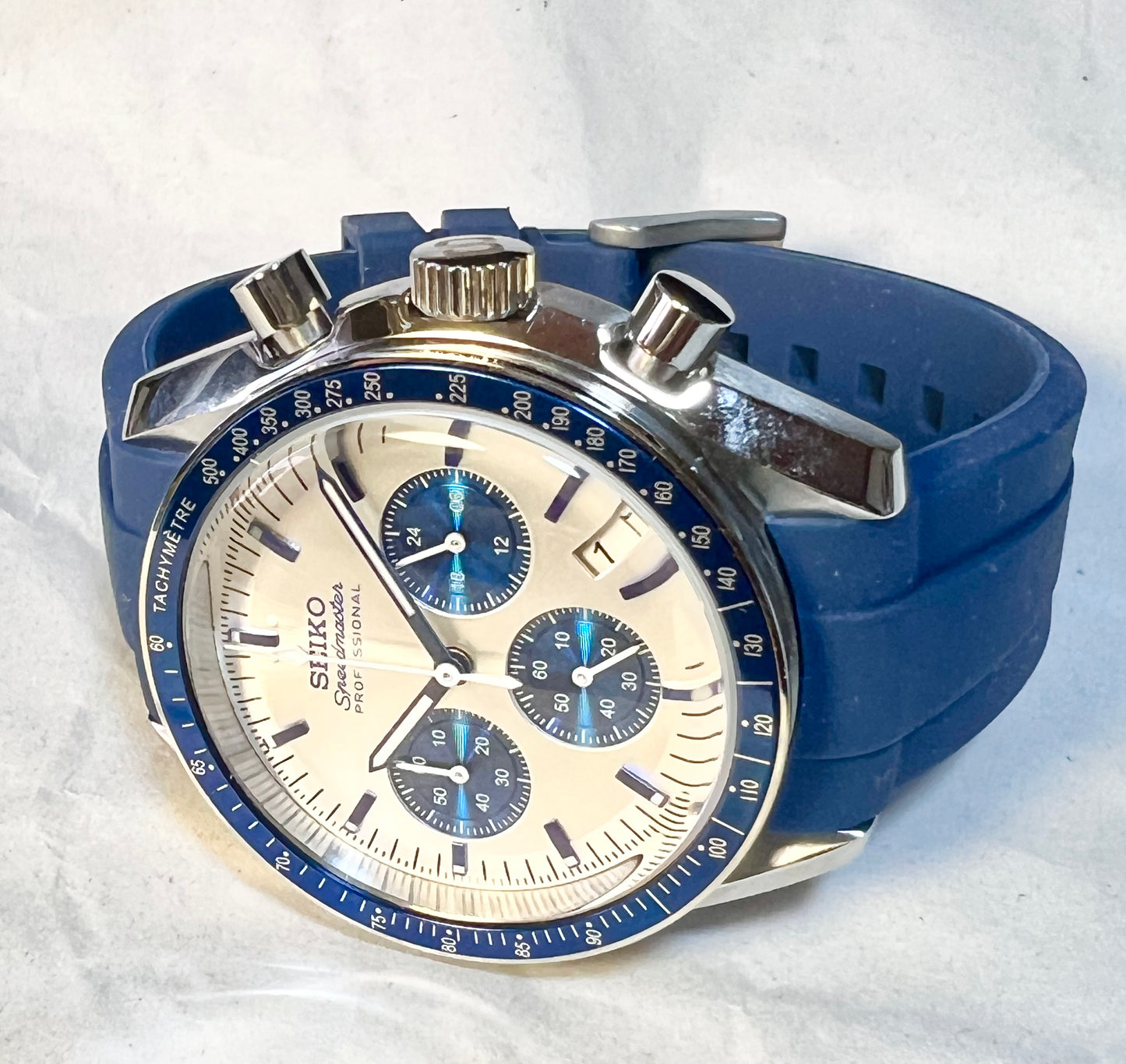 SEIKOMOD|SPEEDMASTER decked out in blue and silver TYPE/CHRONOGRAPH/ 42.5mm