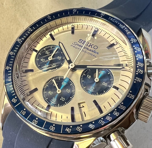 SEIKOMOD|SPEEDMASTER decked out in blue and silver TYPE/CHRONOGRAPH/ 42.5mm