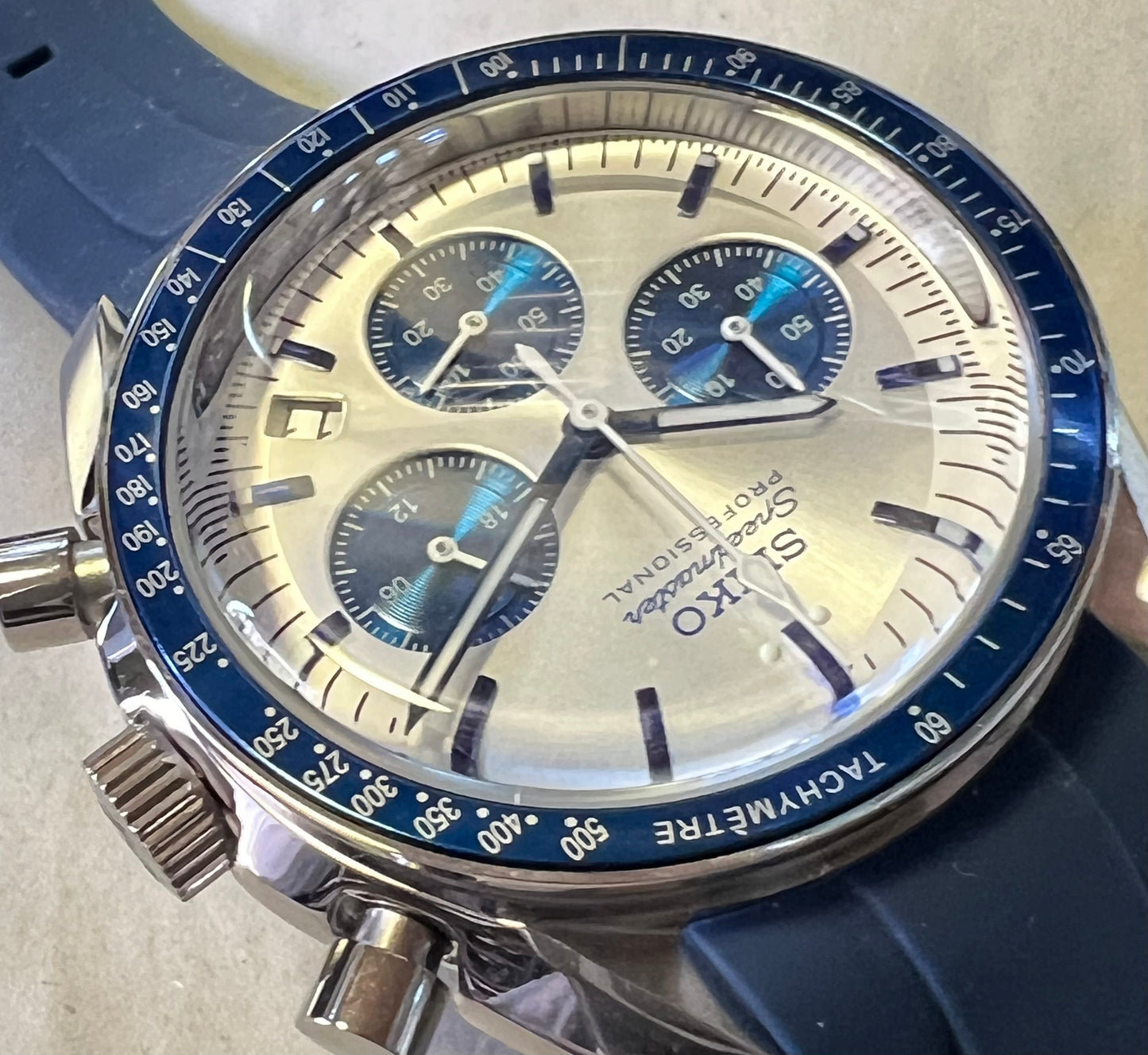 SEIKOMOD|SPEEDMASTER decked out in blue and silver TYPE/CHRONOGRAPH/ 42.5mm