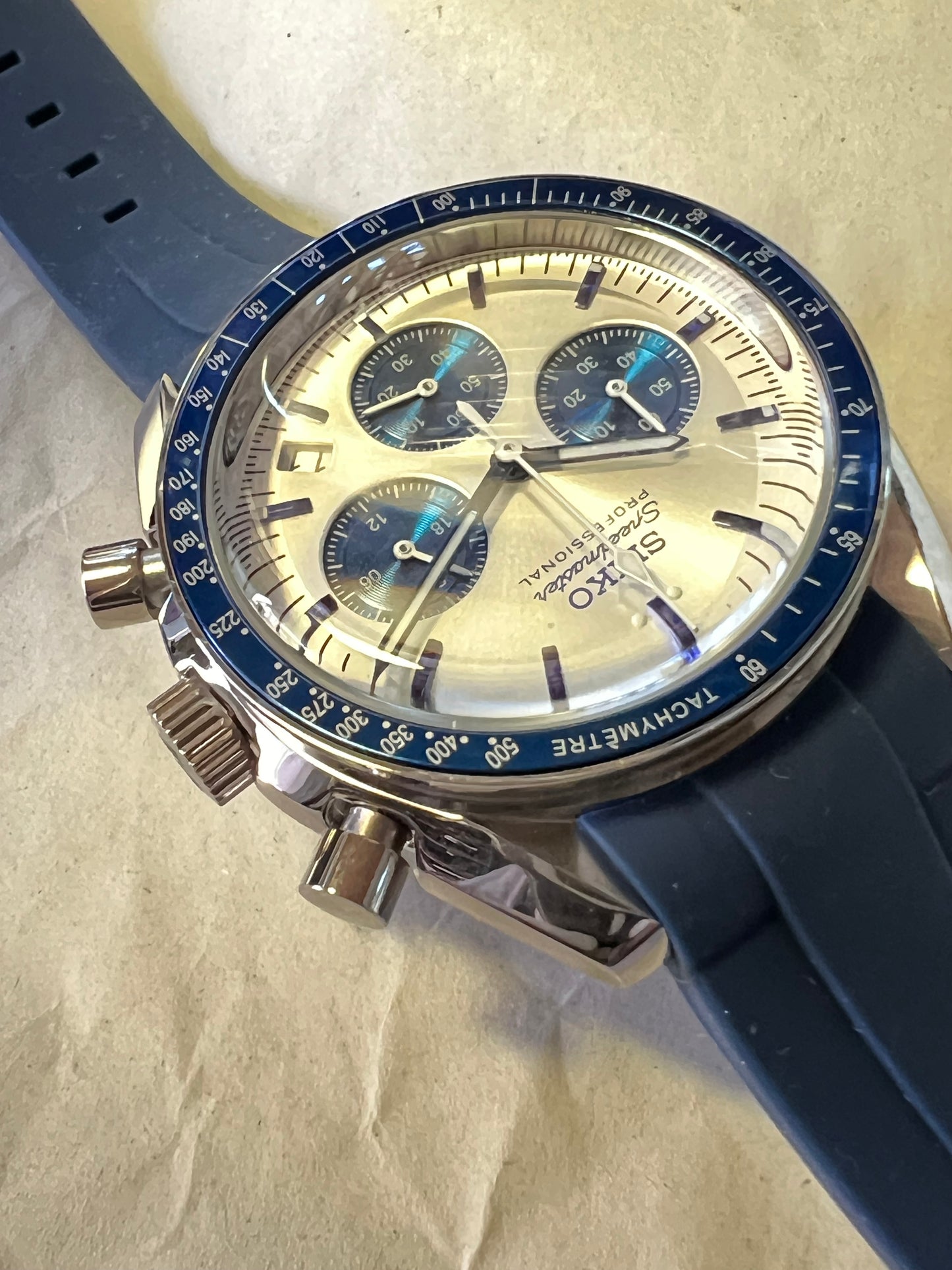 SEIKOMOD|SPEEDMASTER decked out in blue and silver TYPE/CHRONOGRAPH/ 42.5mm